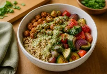 Bol cu quinoa, năut și legume coapte pentru un prânz rapid și echilibrat Bol cu quinoa, năut și legume coapte pentru un prânz rapid și echilibrat